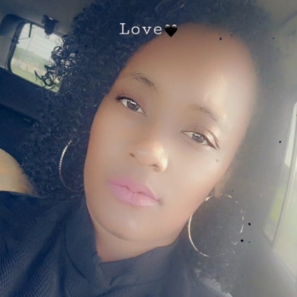 Meet your Posher, Mercedez - Picture 1 of 1